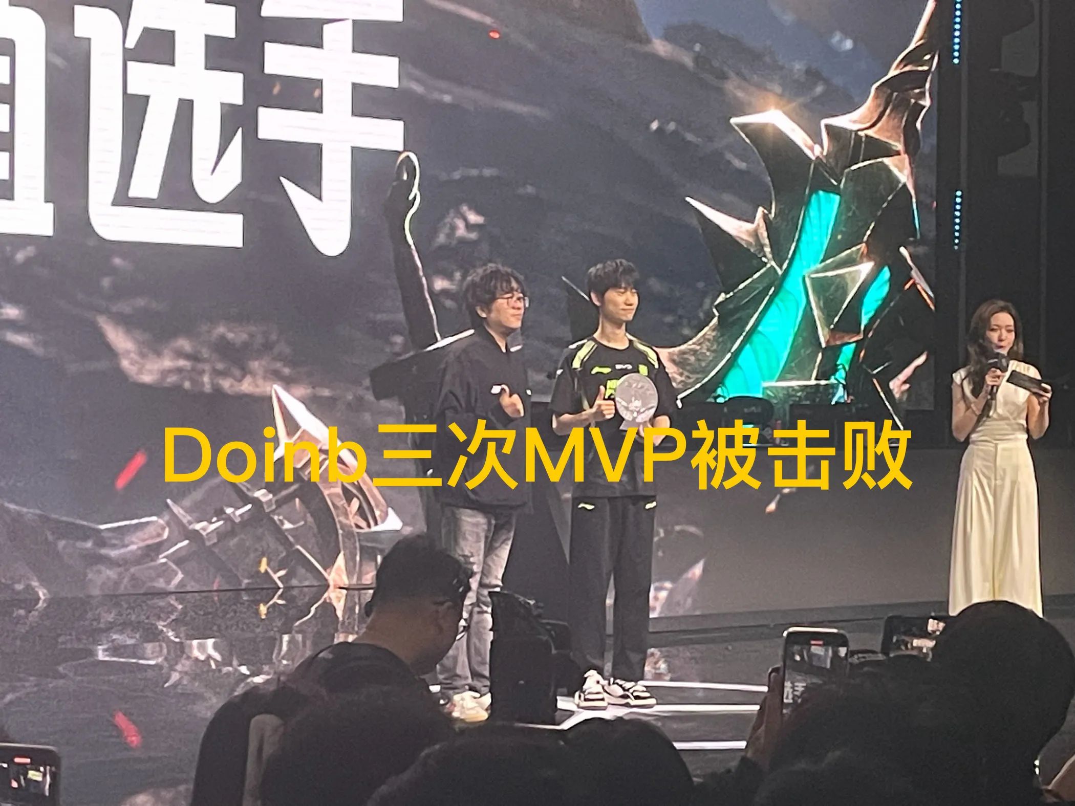 Rookie回归赛场，爆冷首场状态亮眼，湖人观众沸腾！